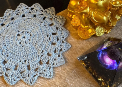 Blaues Häkeldeckchen rund – Handgehäkelt aus Baumwolle – Klassische Spitzenoptik (13)