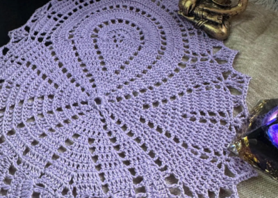 Fliederfarbener gehäkelter Tischläufer mit Spitzenmuster (19)