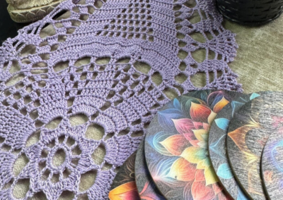 Häkeltischläufer in Flieder mit klassischem Spitzenmuster (18)