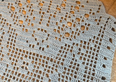 Handgehäkelter Filet-Läufer weiß – zeitlose Spitze in ruhigem Design (1)