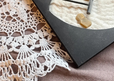 Rundes Häkeldeckchen aus Spitze weiß – handgemachte Tischdekoration (4)