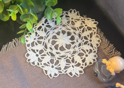 Rundes Häkeldeckchen aus Spitze – handgemacht & zeitlos (8)