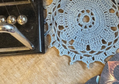 Rundes Häkeldeckchen aus Spitze – klassisch & handgemacht (10)