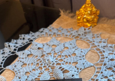 Rundes Spitzendeckchen in Boho-Design– handgemachte Tischdekoration blau (3)