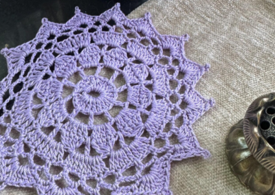 Rundes Häkeldeckchen in Flieder mit feinem Spitzenmuster (16)