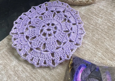 Rundes Häkeldeckchen in Flieder mit gleichmäßigem Spitzenmuster (17)