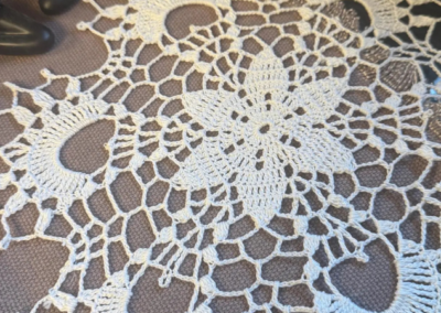 Rundes Häkeldeckchen in Naturweiß – handgemachte Spitzendeko (7)