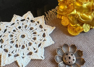 Rundes Häkeldeckchen in Sternform aus Baumwolle in Naturweiß