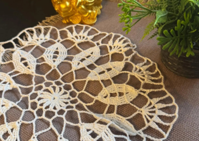 Rundes Häkeldeckchen mit Blattmuster – handgemachte Spitze (11)