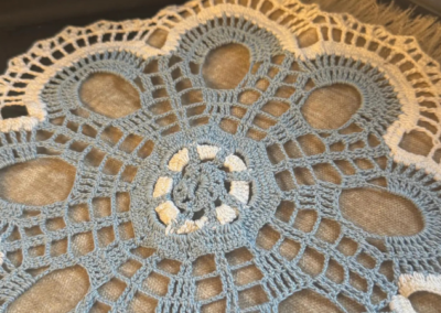 Rundes Häkeldeckchen mit Blütenmuster – handgemachte Spitze (9)