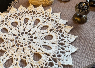 Rundes Häkeldeckchen mit Lochmuster – handgemachte Spitze (12)