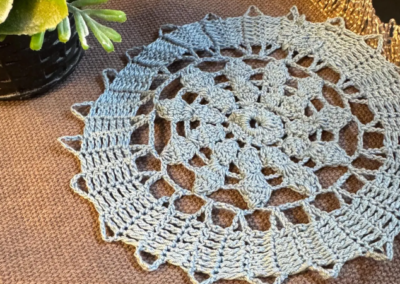 Rundes Häkeldeckchen mit feiner Spitzenstruktur – handgemacht (6)