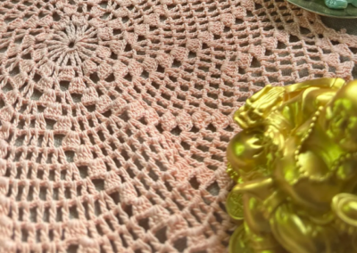 Rundes gehäkeltes Deckchen in Lachs mit Spitzenmuster 20