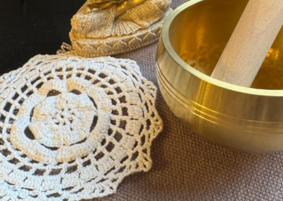 Weißes rundes Häkeldeckchen aus Baumwolle mit klassischer Spitzenstruktur (14)